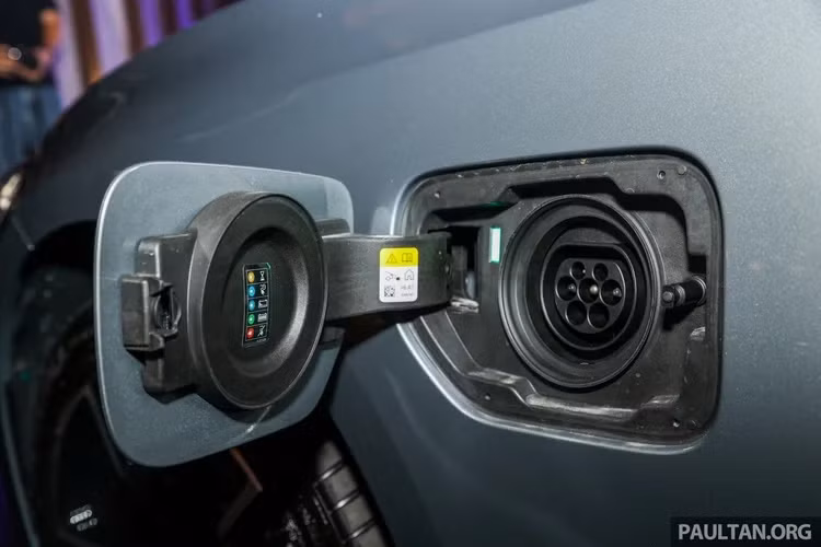 Nhìn chung tổng thể bảng táp lô khá nhiều điểm chung với mẫu xe điện BMW i4 EV ra mắt tại Malaysia vào tháng 5/2022. BMW 3 Series 2023 cũng trang bị tiêu chuẩn những công nghệ hiện đại nhất của hãng xe Đức, bao gồm ứng dụng điều khiển từ xa Comfort Access