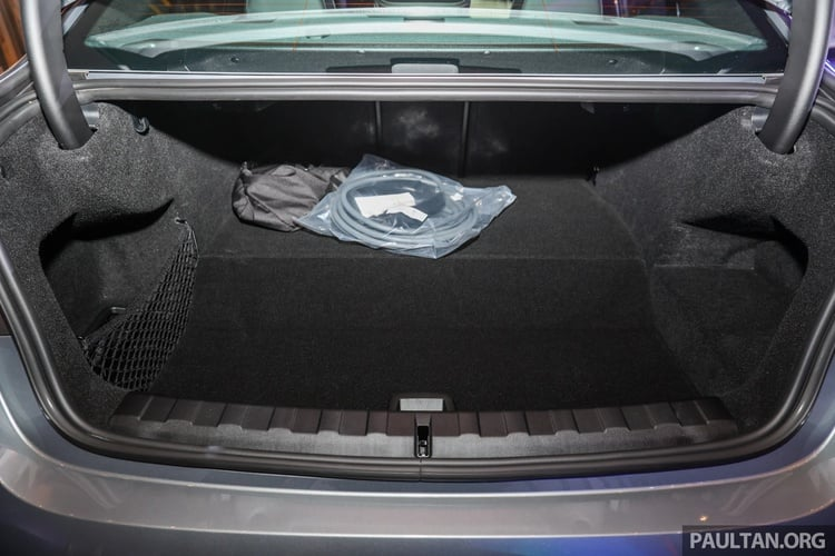 Mẫu xe sedan BMW 3 Series 2023 được áp dụng bảo hành 5 năm và không giới hạn số km với chương trình miễn phí bảo dưỡng định kỳ và hỗ trợ cứu hộ. Khách hàng tại Malaysia được tham gia chương trình hội viên BMW Group Loyalty+, thẻ đặc quyền BMW Privileges Card, và BMW Service Online.