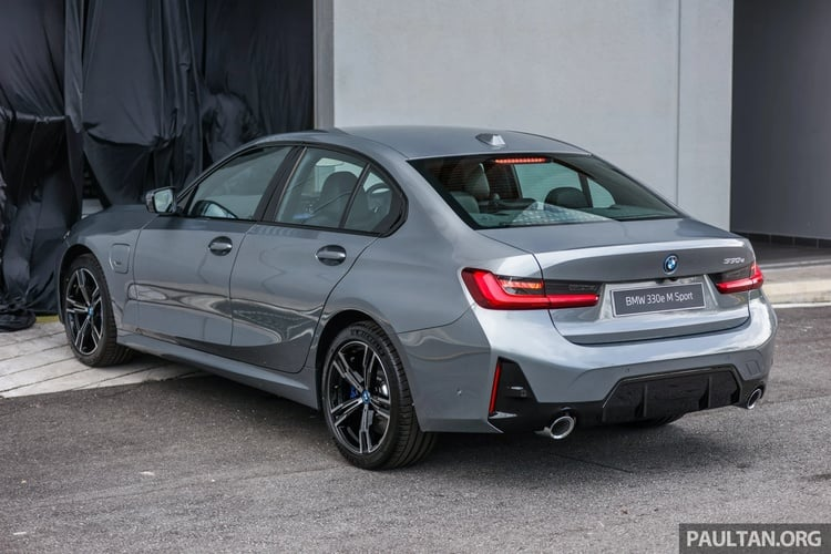 Tại Malaysia, khách hàng đặc biệt ưa chuộng phong cách của những chiếc M Performance. Vì vậy trên phiên bản facelift lần này, BMW Malaysia chỉ cung cấp duy nhất gói trang bị M Sport cho 3 Series 2023.