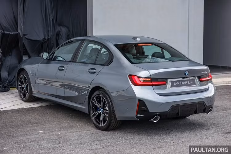 Tại Malaysia, khách hàng đặc biệt ưa chuộng phong cách của những chiếc M Performance. Vì vậy trên phiên bản facelift lần này, BMW Malaysia chỉ cung cấp duy nhất gói trang bị M Sport cho 3 Series 2023.