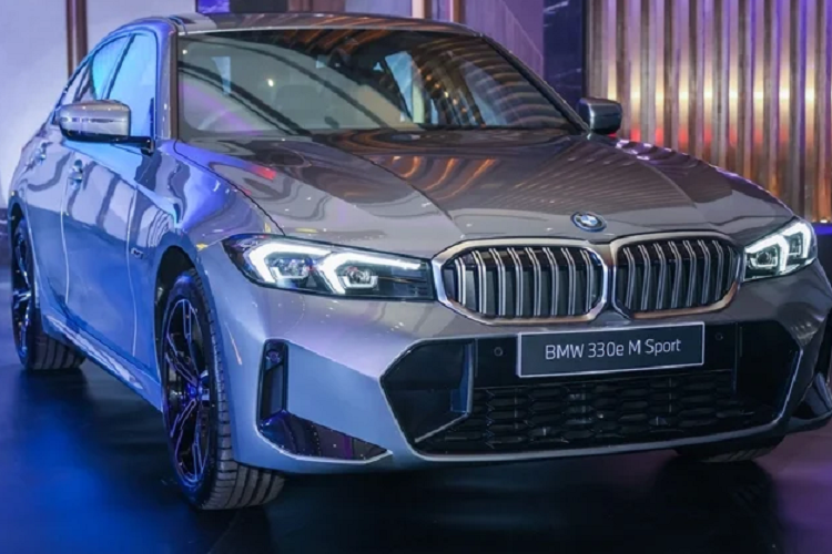 Ở chế độ EV, BMW 330e có thể đi được hành trình lên đến 50 km và tốc độ tối đa 140 km/h. Bù lại, BMW 330e có tự trọng tăng thêm 245 kg so với phiên bản 330i (1.845 kg so với 1.600 kg), đồng thời dung tích cốp cũng chỉ còn 375 lít, giảm 105 lít so với 330i.