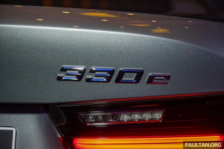 Với ứng dụng My BMW App, bạn có thể truy cập toàn bộ tính năng ngay trên điện thoại Smartphone của mình. Phiên bản 320i trang bị âm thanh 6 loa tiêu chuẩn, trong khi 2 mẫu 330i và 303e cao cấp hơn với âm thanh 10 loa. Về trang bị an toàn, BMW 3 Series đi kèm gói Driving Assistant tiêu chuẩn.