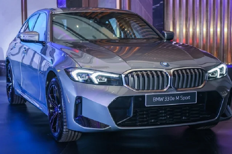 Mức giá xe BMW 3 Series 2023 cho 3 phiên bản bán ra lần lượt như sau:BMW 320i: 283.800 RM (1,5 tỷ đồng). BMW 330i: 317.800 RM (1,7 tỷ đồng). BMW 330e: 298.800 RM (1,6 tỷ đồng)