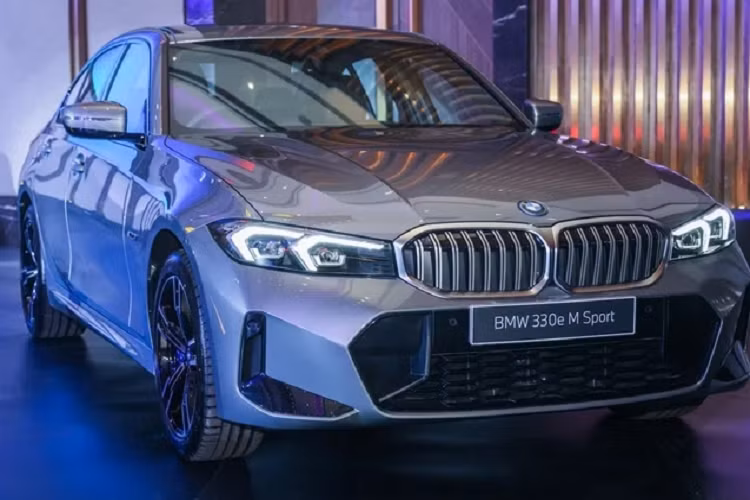 Mức giá xe BMW 3 Series 2023 cho 3 phiên bản bán ra lần lượt như sau:BMW 320i: 283.800 RM (1,5 tỷ đồng). BMW 330i: 317.800 RM (1,7 tỷ đồng). BMW 330e: 298.800 RM (1,6 tỷ đồng)