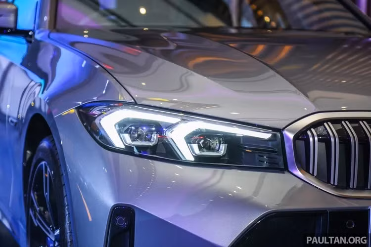 Màn hình trung tâm tích hợp giao diện giải trí BMW Live Cockpit Professional trên nền hệ điều hành BMW OS 8 mới nhất và trợ lý ảo BMW Intellgent Personal Assisstant. Màn hình hiển thị kính lái HUD cũng sẽ trang bị tiêu chuẩn.