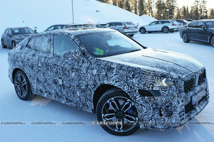 Trong khi nội thất tiết lộ một số chi tiết mới thì ngoại thất của BMW X2 2024 vẫn được ngụy trang kỹ lưỡng. Điều đó có nghĩa là mẫu xe này sẽ được thiết kế lại để tránh trông giống như một chiếc hatchback và trở thành SUV lai coupe hầm hố hơn. Một thay đổi nữa trên BMW X2 mới là tay nắm cửa đã được thiết kế phẳng, ẩn vào bên trong.