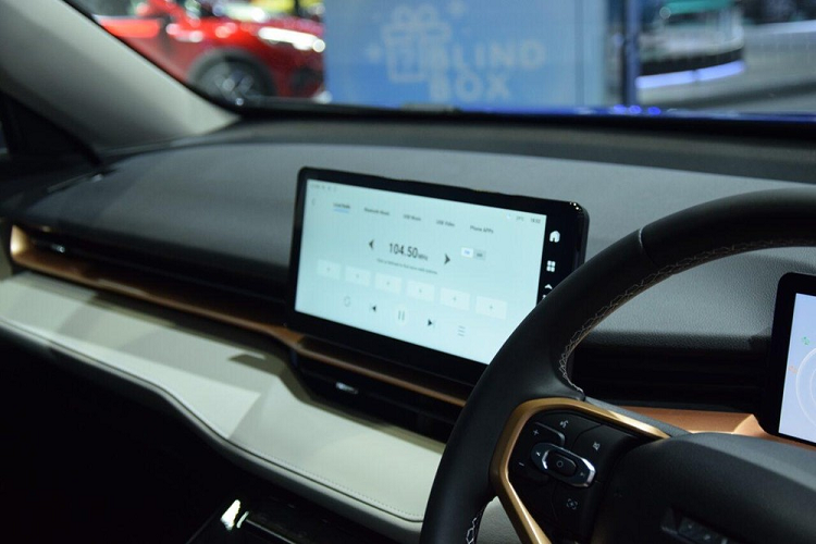 Theo đúng truyền thống của xe Trung Quốc, Haval H6 cũng có nhiều trang bị để hấp dẫn khách hàng. Tại Thái Lan, mẫu xe này có đèn pha tự động bật/tắt, tự động điều chỉnh chiếu xa/gần, chiếu sáng theo góc cua; gương chiếu hậu gập điện, chỉnh điện, tích hợp đèn báo rẽ, tự động gập khi khóa cửa; cần gạt nước tự động; ăng-ten vây cá mập; vành hợp kim 19 inch; cửa cốp chỉnh điện và cửa sổ trời toàn cảnh Panorama.