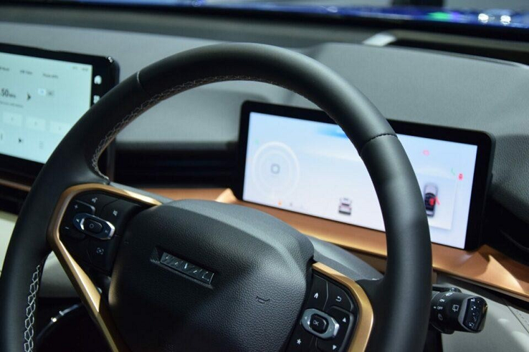 Bên trong Haval H6 là không gian nội thất 5 chỗ ngồi và bọc da 2 màu tương phản. Trang bị nội thất của xe ở Thái Lan gồm có vô lăng bọc da đa chức năng, bảng đồng hồ kỹ thuật số 10 inch, màn hình cảm ứng trung tâm 12 inch, hệ thống định vị, điều hòa tự động với bộ lọc không khí, hệ thống đèn viền Ambient Light, gương chiếu hậu chống chói tự động, kết nối WiFi, hệ thống âm thanh 8 loa, điều khiển bằng giọng nói và màn hình hiển thị thông tin kính lái HUD.