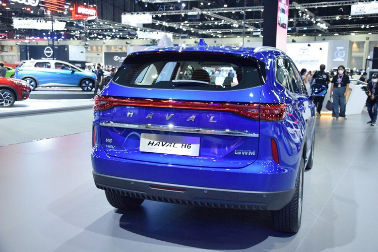 Về thiết kế, mẫu xe Trung Quốc này sở hữu lưới tản nhiệt không viền Star Matrix với những chi tiết mạ crôm đa điểm, gợi liên tưởng đến xe Peugeot. Bên cạnh đó là cụm đèn pha LED gọn gàng, tích hợp dải đèn LED định vị ban ngày và đèn sương mù nằm trên cản trước. Phía sau xuất hiện cụm đèn hậu có thiết kế xuyên suốt và nẹp mạ crôm cùng nằm vắt ngang khiến đuôi xe trông rộng hơn.