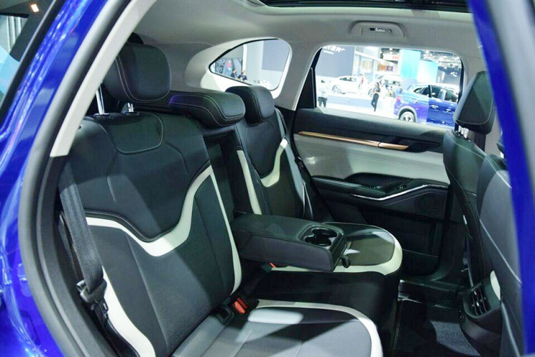 Tương tự như trang bị tiện nghi, tính năng an toàn của Haval H6 cũng khá nhiều với 6 túi khí, phanh đĩa trên 4 bánh, camera 360 độ, phanh khẩn cấp tự động trên đường thẳng/tại giao lộ, hệ thống kiểm soát hành trình thích ứng, kiểm soát hành trình ở tốc độ thấp TJA, cảnh báo va chạm phía trước, cảnh báo lệch làn đường, hỗ trợ giữ làn đường, hỗ trợ đưa xe vào giữa làn đường, cảnh báo điểm mù, hỗ trợ đỗ xe tự động 3 chế độ, hỗ trợ lùi tự động, hỗ trợ tránh va chạm bên sườn, hỗ trợ chuyển làn đường, cảnh báo phương tiện cắt ngang khi lùi, phanh tự động khi lùi, cảnh báo tốc độ, cảnh báo khi người lái mất tập trung và cảnh báo va chạm khi mở cửa.