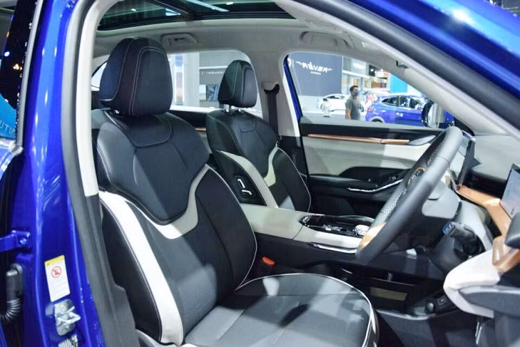 Chưa hết, mẫu SUV cỡ C này còn có ghế lái chỉnh điện 6 hướng, ghế phụ lái chỉnh điện 4 hướng, ghế sau gập 60:40, làm mát ghế, cổng USB cũng như cửa gió điều hòa cho hàng ghế sau, khởi động nút bấm, sạc điện thoại không dây, phanh tay điện tử và tự động giữ phanh tạm thời.
