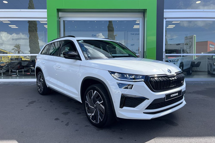 Phiên bản PHEV của xe sẽ có tên Skoda Kodiaq iV, sở hữu công suất tổng cộng 204 mã lực và quãng đường di chuyển bằng pin hơn 100 km. Tùy chọn động cơ còn lại của mẫu SUV hạng trung này là máy dầu TDI 4 xi-lanh, dung tích 2.0L, đồng hành cùng hộp số tự động ly hợp kép 7 cấp. Động cơ này có 2 mức sức mạnh là 150 mã lực và 193 mã lực. Trong đó, phiên bản mạnh hơn sẽ kết hợp với hệ dẫn động 4 bánh.