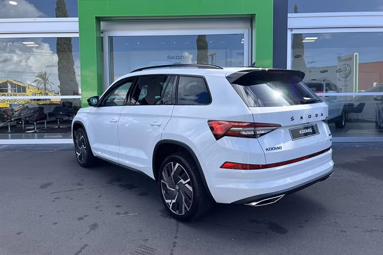 Tương tự nội thất, ngoại thất của Skoda Kodiaq 2024 cũng được làm mới. Xe được bổ sung lưới tản nhiệt mới với các nan nằm dọc dày hơn và sơn màu đen khỏe khoắn. Bên cạnh đó là hệ thống đèn 2 tầng với đèn pha nằm bên dưới và dùng công nghệ LED ma trận. Cản trước của xe được tích hợp cảm biến radar - dấu hiệu của những tính năng an toàn chủ động ADAS.