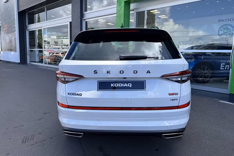 Skoda Kodiaq 2024 sẽ có khá nhiều tùy chọn động cơ. Đầu tiên là hệ truyền động mild hybrid với động cơ xăng 4 xi-lanh, 1.5L, sản sinh công suất tối đa 150 mã lực, đi kèm hộp số tự động ly hợp kép 7 cấp. Thứ hai là động cơ xăng 4 xi-lanh, 2.0L với công suất tối đa 204 mã lực, hộp số tự động ly hợp kép 7 cấp và hệ dẫn động 4 bánh. Tiếp đến là hệ truyền động plug-in hybrid (PHEV), bao gồm máy xăng 1.5L kể trên, mô-tơ điện, hộp số tự động ly hợp kép 6 cấp và pin 25,7 kWh.