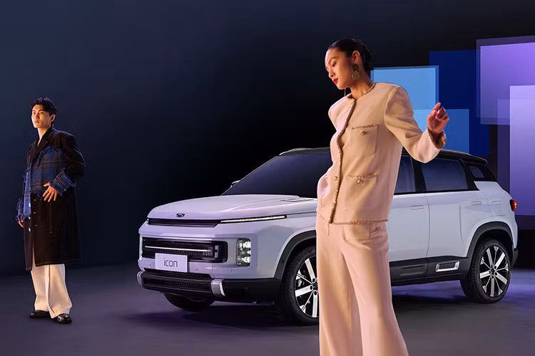 Mức tiêu hao nhiên liệu của mẫu xe SUV này là 6,3 lít/100 km. Theo công bố của nhà sản xuất, mức giá xe Geely Icon Protagonist 2023 có mức bán ra từ 17.000 USD (khoảng 390 triệu đồng).