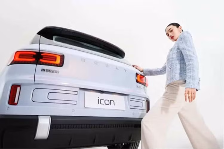 Geely Icon Protagonist cho phụ nữ thuộc phân khúc SUV cỡ nhỏ, với các kích thước dài x rộng x cao lần lượt là 4.350 x 1.815 x 1.620 mm, đi kèm trục cơ sở dài 2.640 mm. Xe có ngoại thất sơn phối hai tông màu, tay nắm cửa dạng ẩn và vành la zăng kích thước 19 inch.