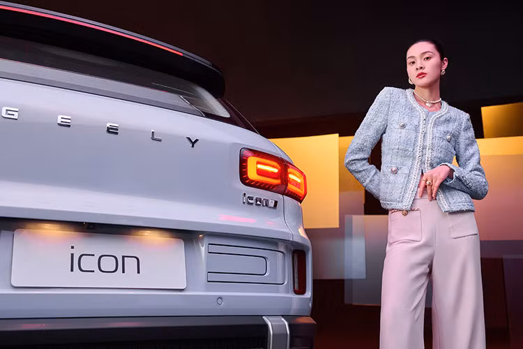 Sức mạnh của Geely Icon Protagonist đến từ động cơ xăng 1.5L với công suất 178 mã lực và mô-men xoắn 290 Nm, kết hợp hộp số 7 cấp DCT. Tốc độ tối đa 200 km/h, với thời gian tăng tốc 0-100 km/h là 7,9 giây.