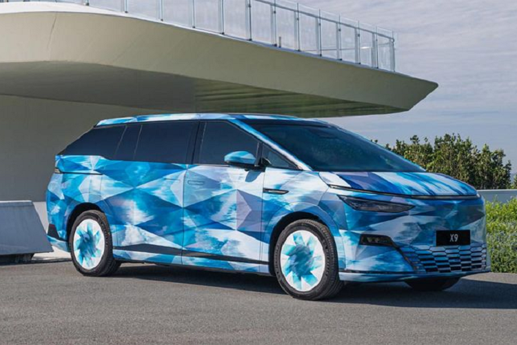 Trong khi đó, phiên bản cao cấp hơn có 2 mô tơ điện cho tổng công suất là 496 mã lực, đi kèm pin lithium-ion. Tốc độ tối đa ở cả hai phiên bản này được giới hạn ở mức 200km/h. Bản tiêu chuẩn có khối lượng 3.125 kg trong khi phiên bản dùng 2 mô tơ nặng 3.210 kg.