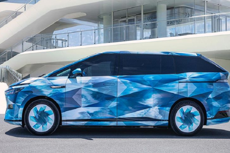 Theo Carscoops, xe sẽ chính thức ra mắt vào cuối năm nay, giá xe Xpeng X9 2024 sẽ được tiết lộ tại thời điểm mở bán. Ở Trung Quốc, Xpeng X9 sẽ cạnh tranh trong phân khúc MPV điện cỡ lớn cùng với Zeekr 009, Hycan V09, Denza D9 và Li Auto Mega.