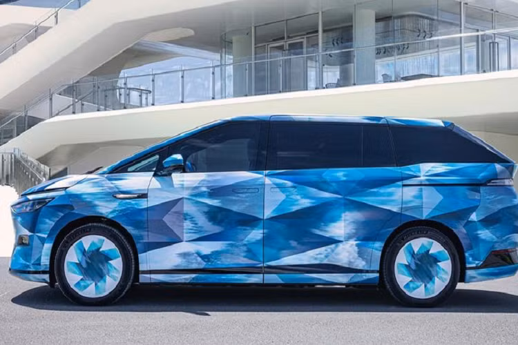 Theo Carscoops, xe sẽ chính thức ra mắt vào cuối năm nay, giá xe Xpeng X9 2024 sẽ được tiết lộ tại thời điểm mở bán. Ở Trung Quốc, Xpeng X9 sẽ cạnh tranh trong phân khúc MPV điện cỡ lớn cùng với Zeekr 009, Hycan V09, Denza D9 và Li Auto Mega.