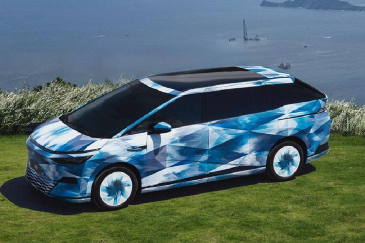 Về kích thước, Xpeng X9 có số đo dài x rộng x cao lần lượt là 5293 x 1988 x 1785 mm. Như vậy, nếu so sánh với đối thủ Chrysler Pacifica, X9 dài hơn khoảng 10cm. Với kích thước khá đồ sộ, Xpeng X9 hứa hẹn sẽ có không gian hàng ghế thứ ba rộng rãi không kém gì hai hàng ghế còn lại.