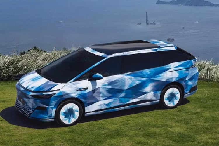 Về kích thước, Xpeng X9 có số đo dài x rộng x cao lần lượt là 5293 x 1988 x 1785 mm. Như vậy, nếu so sánh với đối thủ Chrysler Pacifica, X9 dài hơn khoảng 10cm. Với kích thước khá đồ sộ, Xpeng X9 hứa hẹn sẽ có không gian hàng ghế thứ ba rộng rãi không kém gì hai hàng ghế còn lại.