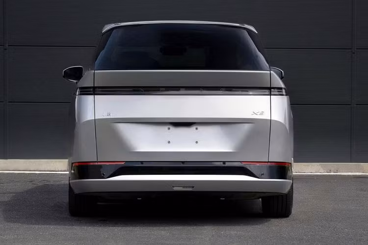 Theo đó, Xpeng X9 sẽ được cung cấp hai cấu hình hệ truyền động. Phiên bản tiêu chuẩn được trang bị một mô tơ điện cho công suất 315 mã lực kết hợp với cụm pin lithium iron phosphate (dung lượng chưa được tiết lộ).