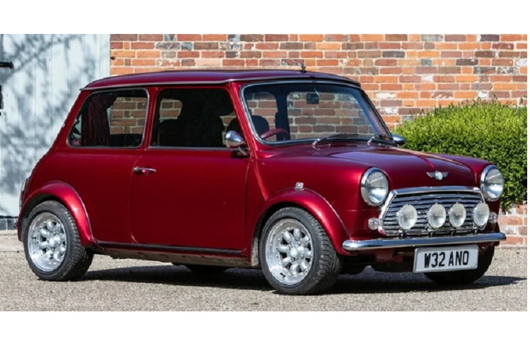 Tuy vậy bản thiết kế này đã sao chép một các khá cẩu thả khi để nguyên chi tiết nắp bình xăng ở phần thân xe phía sau - một nét đặc trưng của những chiếc xe MINI thập niên 80.