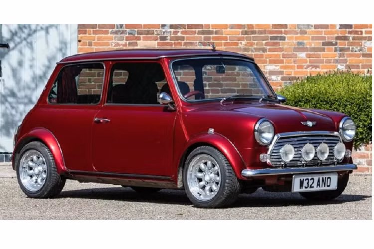 Tuy vậy bản thiết kế này đã sao chép một các khá cẩu thả khi để nguyên chi tiết nắp bình xăng ở phần thân xe phía sau - một nét đặc trưng của những chiếc xe MINI thập niên 80.