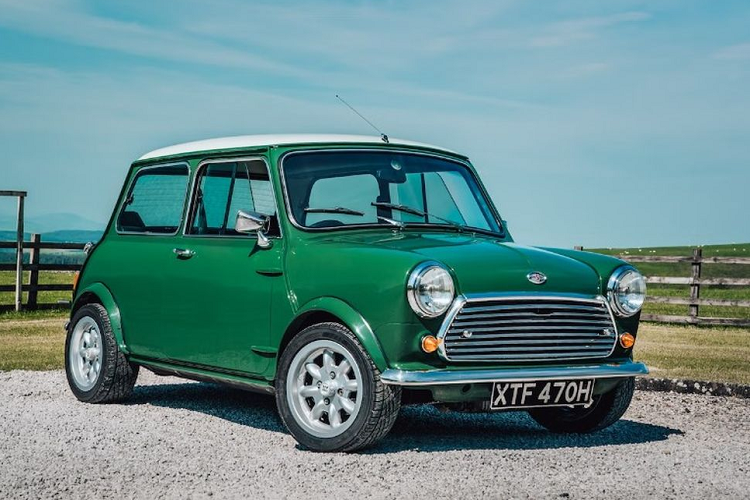 Ngay từ đầu khi nhìn vào bản vẽ, không khó để nhận ra mẫu xe điện mới của BAT đã sao chép hoàn toàn kiểu dáng của mẫu xe huyền thoại MINI giai đoạn 1969-2001, với từng chi tiết nhỏ được "copy" y nguyên, như hình dáng thân xe, đèn pha hình tròn mạ crom hay lưới tản nhiệt.