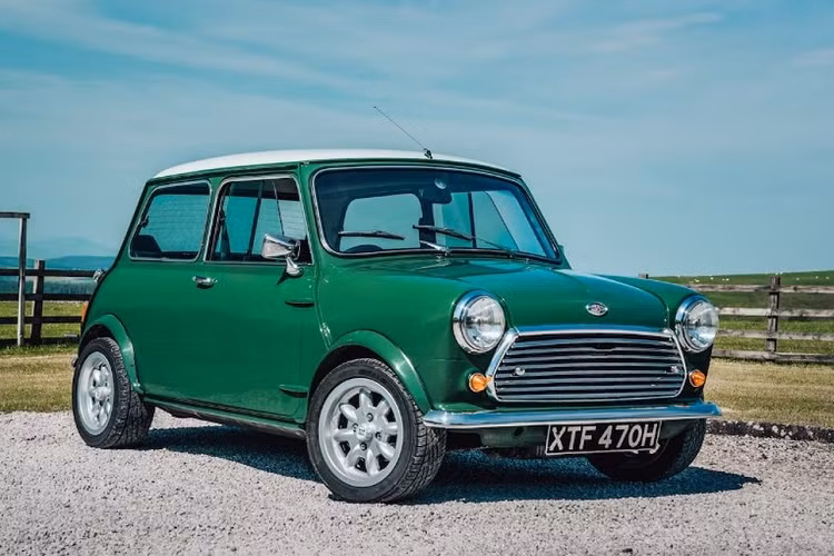 Ngay từ đầu khi nhìn vào bản vẽ, không khó để nhận ra mẫu xe điện mới của BAT đã sao chép hoàn toàn kiểu dáng của mẫu xe huyền thoại MINI giai đoạn 1969-2001, với từng chi tiết nhỏ được "copy" y nguyên, như hình dáng thân xe, đèn pha hình tròn mạ crom hay lưới tản nhiệt.