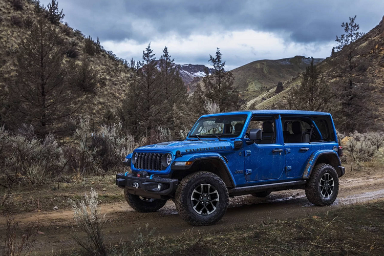 Ngoài ra, ăng-ten kiểu cũ bị loại bỏ do dễ vướng vào cành cây khi đi off-road và được thay thế bằng loại ẩn bên trong kính chắn gió. Ở bên trong, màn hình cảm ứng trung tâm 12,3 inch giờ đây là trang bị tiêu chuẩn cho tất cả các phiên bản của Wrangler.