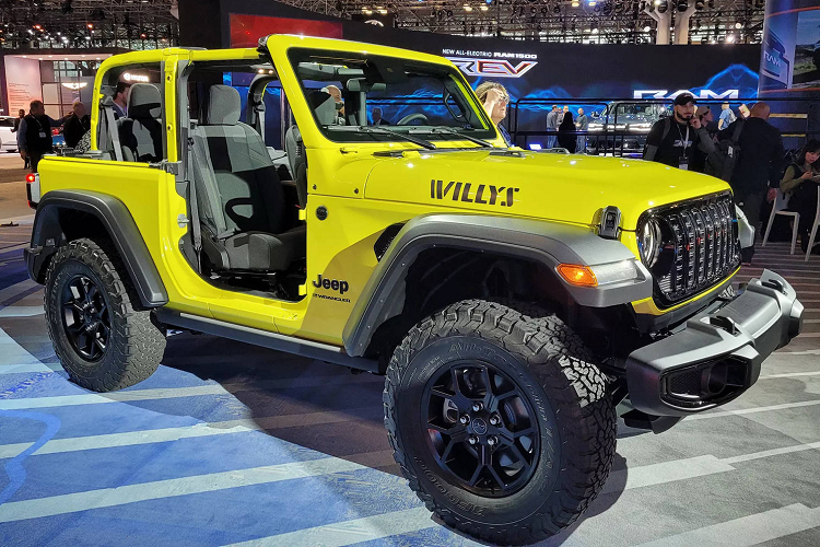 Cùng với đó, Jeep cung cấp rất nhiều tùy chọn mâm mới cho xe ngay từ khi xuất xưởng, kích thước từ 17 inch cho đến 20 inch. Tùy thuộc vào gói trang bị, khách hàng có thể tùy ý nâng cấp thêm nhiều kiểu mâm khác, tối đa lên đến 35 inch. Một mui mềm cao cấp mới được trang bị tiêu chuẩn, trong khi phiên bản Wrangler High Altitude được trang bị sẵn mui trợ lực Sky One-Touch tiện lợi.