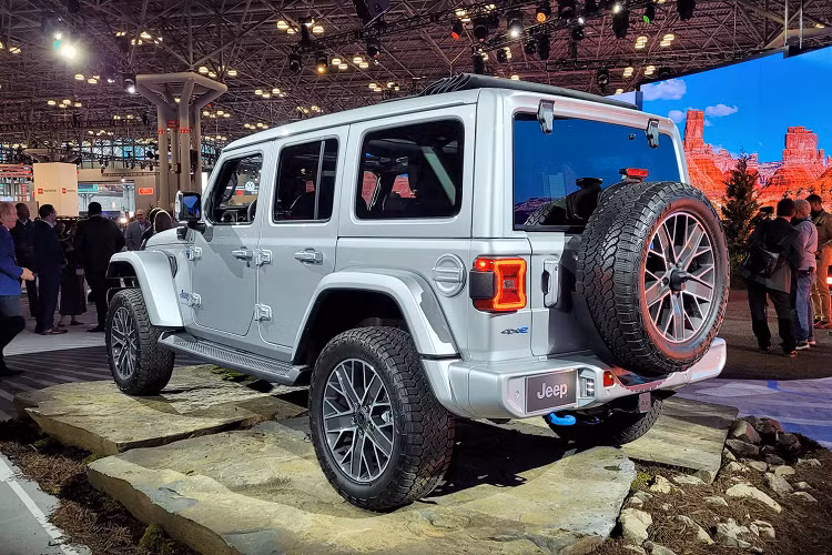 Các thanh mỏng hơn và thẳng đứng hơn, giống như thiết kế của Jeep Wagoneer và Grand Wagoneer. Các thanh gỗ cũng xuất hiện khảm trên mặt trước, loại bỏ vẻ ngoài cùng màu với thân máy để thay vào đó là sự kết hợp cầu kỳ nhưng mạnh mẽ hơn của các khe có họa tiết màu đen, gờ kim loại màu xám trung tính và viền cùng màu thân xe.