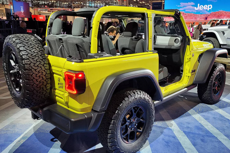 Những thay đổi sẽ còn tiếp tục được diễn ra trong thời gian tới, vì Jeep đã tuyên bố rằng toàn bộ dòng sản phẩm của họ sẽ được điện khí hóa đầy đủ vào cuối năm 2025. Mức giá xe Jeep Wrangler 2024 hiện chưa được công bố chính thức.