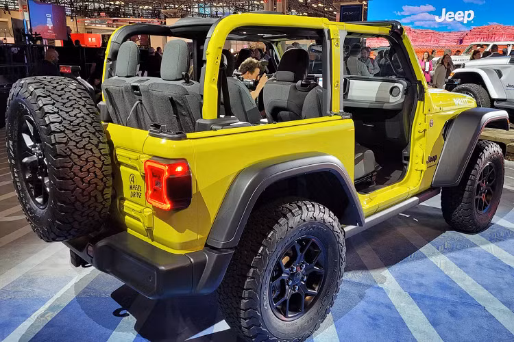 Những thay đổi sẽ còn tiếp tục được diễn ra trong thời gian tới, vì Jeep đã tuyên bố rằng toàn bộ dòng sản phẩm của họ sẽ được điện khí hóa đầy đủ vào cuối năm 2025. Mức giá xe Jeep Wrangler 2024 hiện chưa được công bố chính thức.