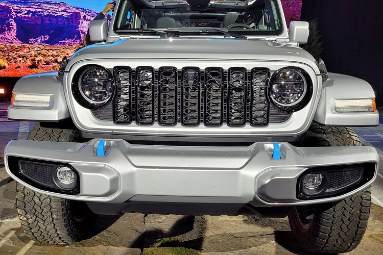 Kích thước lớn hơn nhiều so với loại 7 inch cũ khiến các khe gió hình tròn ở bên dưới màn hình không còn phù hợp nữa; được thay bằng kiểu thiết kế mới có hình chữ nhật nhỏ nhắn và tinh tế hơn. Tuy nhiên khe gió ở các góc và phần còn lại của nội thất vẫn được giữ nguyên kiểu bo tròn quen thuộc.