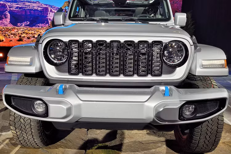 Kích thước lớn hơn nhiều so với loại 7 inch cũ khiến các khe gió hình tròn ở bên dưới màn hình không còn phù hợp nữa; được thay bằng kiểu thiết kế mới có hình chữ nhật nhỏ nhắn và tinh tế hơn. Tuy nhiên khe gió ở các góc và phần còn lại của nội thất vẫn được giữ nguyên kiểu bo tròn quen thuộc.