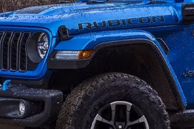 Bản Sport S 4×e thu hút bởi hệ truyền động plug-in hybrid và và một loạt hệ thống hỗ trợ người lái, mâm xe 20 inch nhưng xét về thông số sức mạnh thì chưa phải "đỉnh" nhất. Trong khi đó bản Rubicon X mang đến nhiều tính năng và công nghệ cao cấp hơn với ghế trước chỉnh điện 12 hướng, dàn âm thanh Alpine 9 loa, ghế bọc da Nappa, camera địa hình tích hợp, cản bằng thép, hộp chuyển số toàn thời gian, lốp xe 35 inch, v.v...