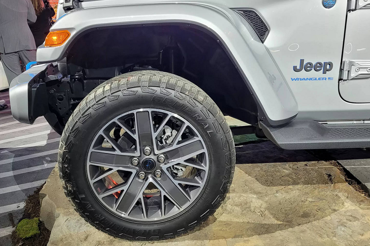 Một số tính năng cao cấp của bản đồ này chỉ được mở khóa nếu khách hàng chọn đăng ký thêm gói dịch vụ. Các mẫu High Altitude sẽ có màu nội thất Mantis Green mới độc quyền, trong khi High Altitude, Rubicon X và Rubicon 392 sẽ có kính trước cách âm, thảm dày hơn và bọt giảm âm bổ sung.