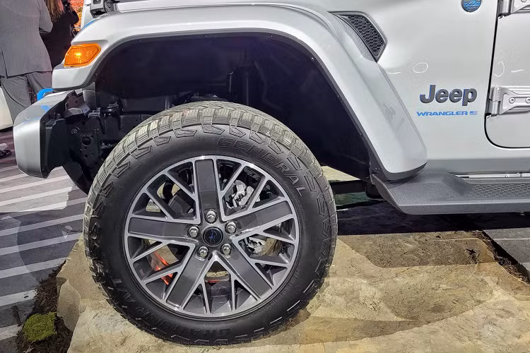 Một số tính năng cao cấp của bản đồ này chỉ được mở khóa nếu khách hàng chọn đăng ký thêm gói dịch vụ. Các mẫu High Altitude sẽ có màu nội thất Mantis Green mới độc quyền, trong khi High Altitude, Rubicon X và Rubicon 392 sẽ có kính trước cách âm, thảm dày hơn và bọt giảm âm bổ sung.