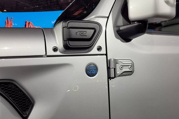 Hệ thống an toàn cũng đã được cải thiện, với hàng ghế thứ hai hiện có dây an toàn được gia cố, có những cải tiến về cấu trúc để bảo vệ tác động bên. Hành khách phía trước và phía sau đều có túi khí bên theo tiêu chuẩn.