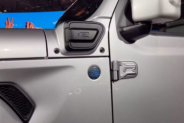 Hệ thống an toàn cũng đã được cải thiện, với hàng ghế thứ hai hiện có dây an toàn được gia cố, có những cải tiến về cấu trúc để bảo vệ tác động bên. Hành khách phía trước và phía sau đều có túi khí bên theo tiêu chuẩn.