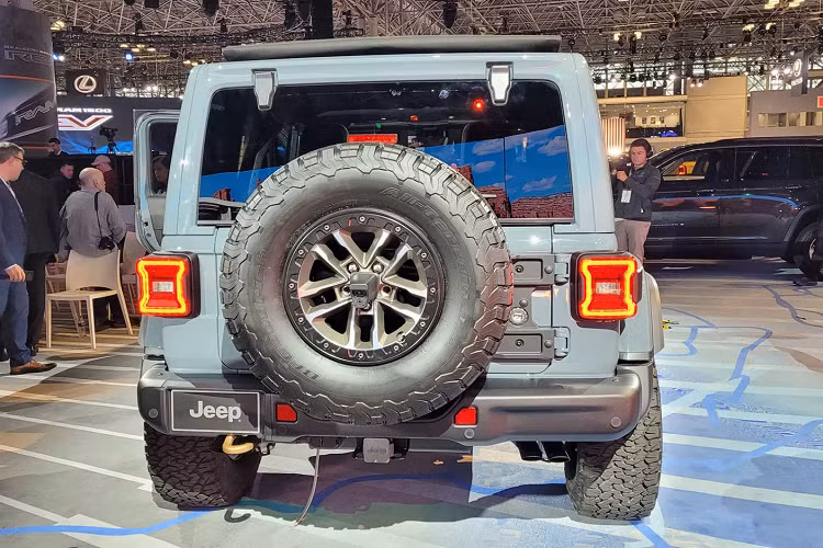 Hệ thống Uconnect 5 mới nhất mang đến tất cả các loại dịch vụ kết nối hiện đại cho Wrangler như Android Auto và Apple CarPlay không dây. Xe cũng được bổ sung hệ thống bản đồ off-road đặc biệt, với chỉ dẫn chi tiết của toàn bộ 62 cung đường "Jeep Badge of Honor" nổi tiếng như Rubicon Trail ở California, Hell’s Revenge ở Utah hay Jericho Mountain ở New Hampshire.