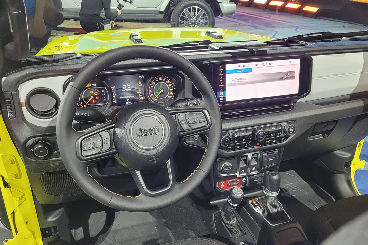 Các khe tản nhiệt trên SUV địa hình Jeep Wrangler 2024 đã được thiết kế lại không chỉ vì yếu tố thẩm mỹ, mà thực chất còn có tác dụng để cải thiện khả năng làm mát động cơ. Lưới tản nhiệt mới cũng được tối ưu để sử dụng kết hợp với tời Warn có sức kéo 3.628 kg do nhà máy lắp đặt sẵn, hiện đã có trên các mẫu Rubicon.