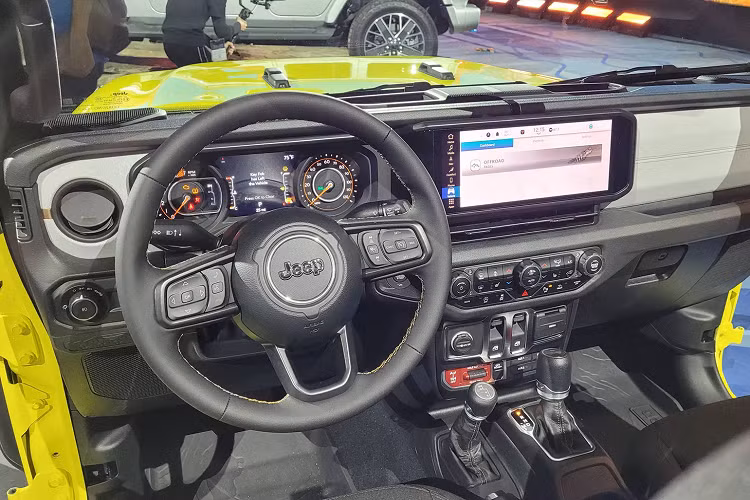 Các khe tản nhiệt trên SUV địa hình Jeep Wrangler 2024 đã được thiết kế lại không chỉ vì yếu tố thẩm mỹ, mà thực chất còn có tác dụng để cải thiện khả năng làm mát động cơ. Lưới tản nhiệt mới cũng được tối ưu để sử dụng kết hợp với tời Warn có sức kéo 3.628 kg do nhà máy lắp đặt sẵn, hiện đã có trên các mẫu Rubicon.