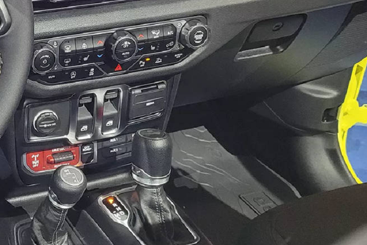 Hệ thống hybrid 4×e dùng động cơ bốn xy lanh thẳng hàng 2.0 lít kết hợp với mô-tơ điện gắn trên hộp số, tạo ra tổng công suất 375 mã lực (280 kW) và mô-men xoắn cực đại 637 Nm. Tất cả các mẫu xe hybrid 4×e hiện đều có bộ pin Power Box với 4 ổ cắm 120 volt để cấp nguồn điện cho các thiết bị điện tử khi xe đang di chuyển.