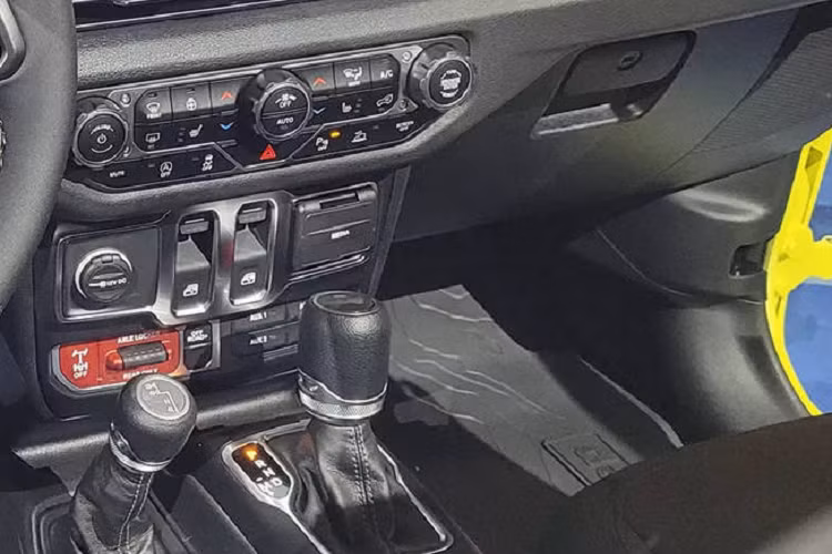 Hệ thống hybrid 4×e dùng động cơ bốn xy lanh thẳng hàng 2.0 lít kết hợp với mô-tơ điện gắn trên hộp số, tạo ra tổng công suất 375 mã lực (280 kW) và mô-men xoắn cực đại 637 Nm. Tất cả các mẫu xe hybrid 4×e hiện đều có bộ pin Power Box với 4 ổ cắm 120 volt để cấp nguồn điện cho các thiết bị điện tử khi xe đang di chuyển.