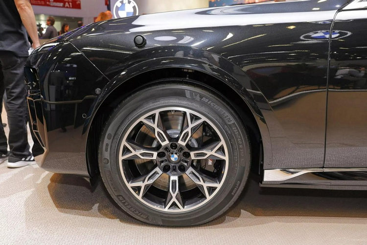 Tuy là xe bọc thép chống đạn nhưng BMW i7 Protection vẫn sở hữu nội thất rộng rãi và tiện nghi như phiên bản thường. Bên trong xe còn có hệ thống liên lạc nội bộ để người lái và hành khách giao tiếp với người bên ngoài xe mà không cần phải mở cửa hay cửa sổ. Hệ thống này bao gồm micro trên gương, loa bên ngoài, loa bổ sung trong xe, micro trên trần xe và micro ở cụm điều khiển trung tâm.