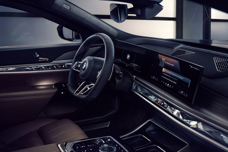 Hiện giá xe BMW i7 Protection 2024 - phiên bản sedan thuần điện bọc thép chống đạn này chưa được công bố. Chỉ biết rằng, hãng BMW sẽ tổ chức khóa huấn luyện đặc biệt cho những người có ý định lái i7 Protection.